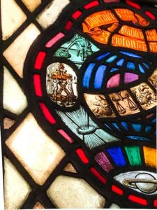 Ein Kirchenfenster in Lancaster ehrt Galileo, Kopernicus und Newton.